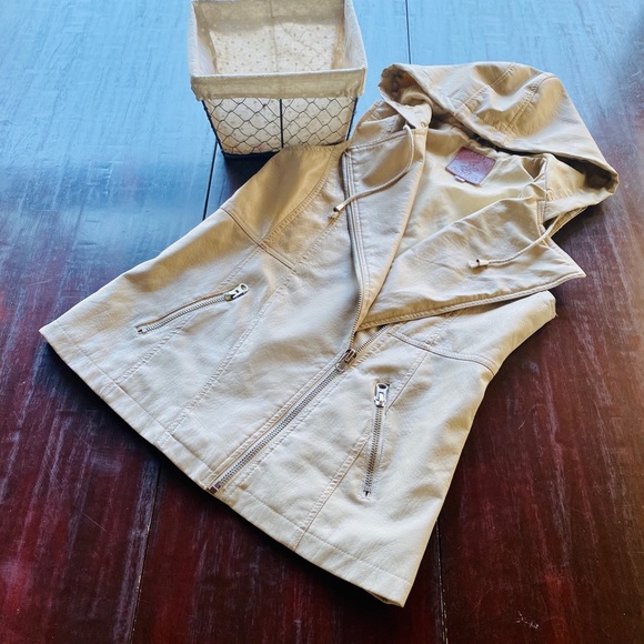 Cute little zipper vest🌸🌻 - Picture 2 of 8